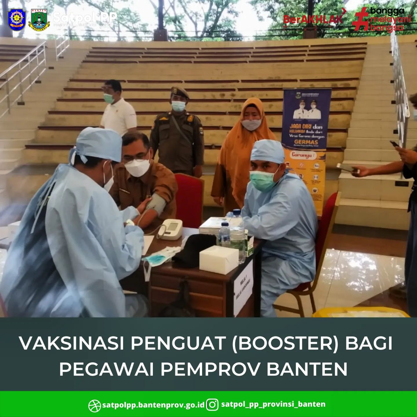 Vaksinasi dilakukan di Gedung Aspirasi KP3B, tampak Plt Sekretaris Daerah Provinsi Banten Muhtarom melakukan vaksinasi.