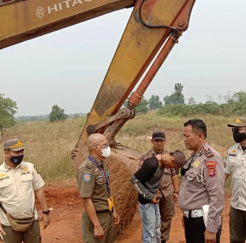 Satpol PP Tutup 2 Lokasi Galian Tanah Yang Ada Di Wilayah Bantar Panjang Kecamatan Tigaraksa