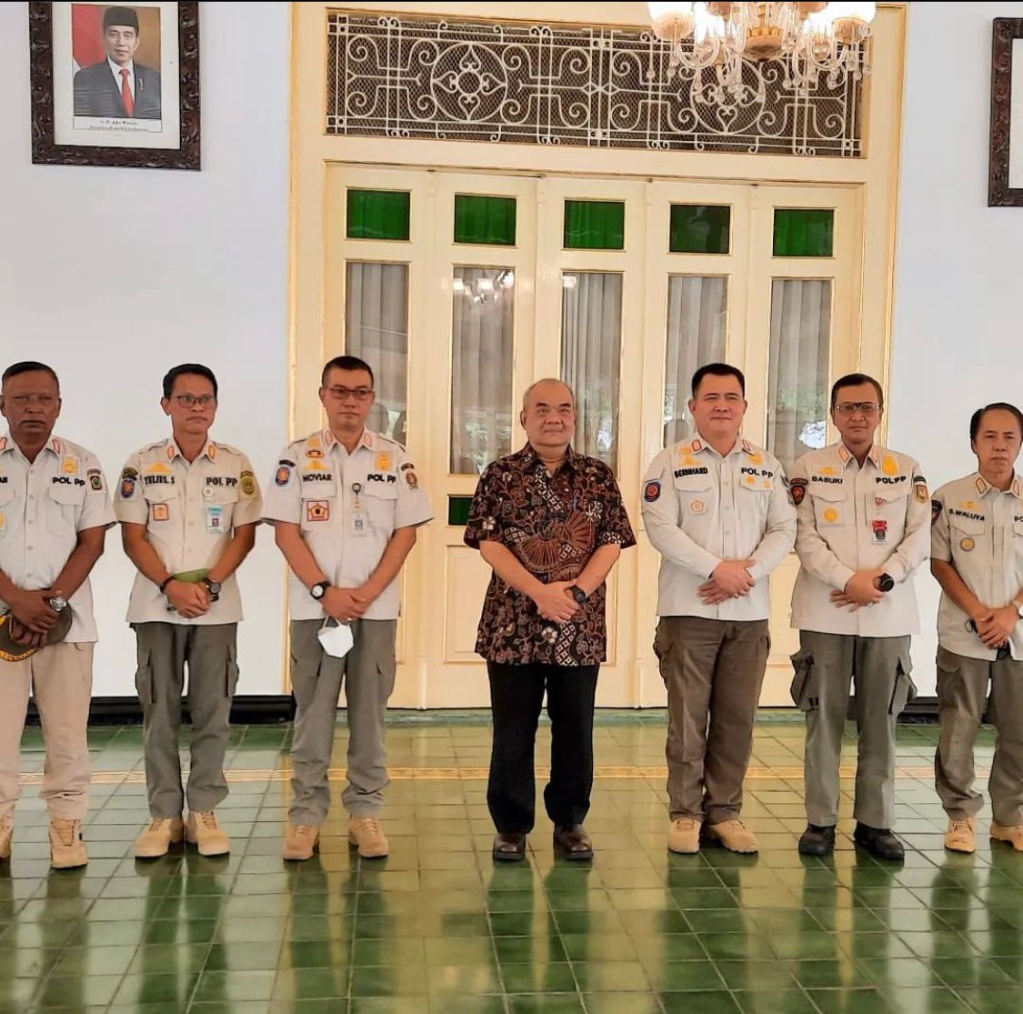 Pemberian Penghargaan Karya Bhakti Peduli Satpol PP kepada Gubernur D.I Yogyakarta.