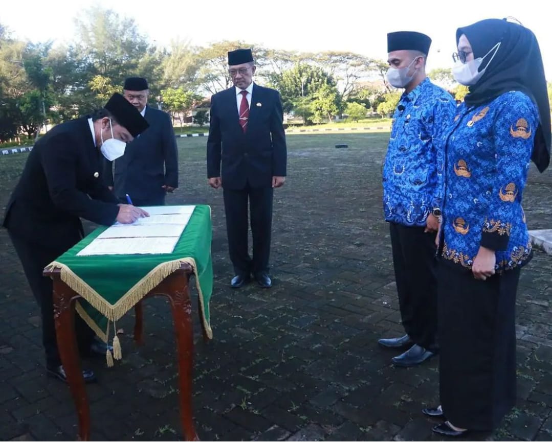 Penjabat (Pj) Gubernur Banten Al Muktabar berharap Pegawai Negeri Sipil (PNS) mampu menjadi teladan dalam kehidupan