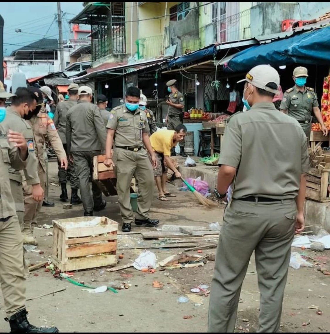 Satpol PP Kab. Pandeglang Tertibkan Puluhan Pedagang Yang Berjualan Di Trotoar Di Jl. Yumaga Pasar Pandeglang