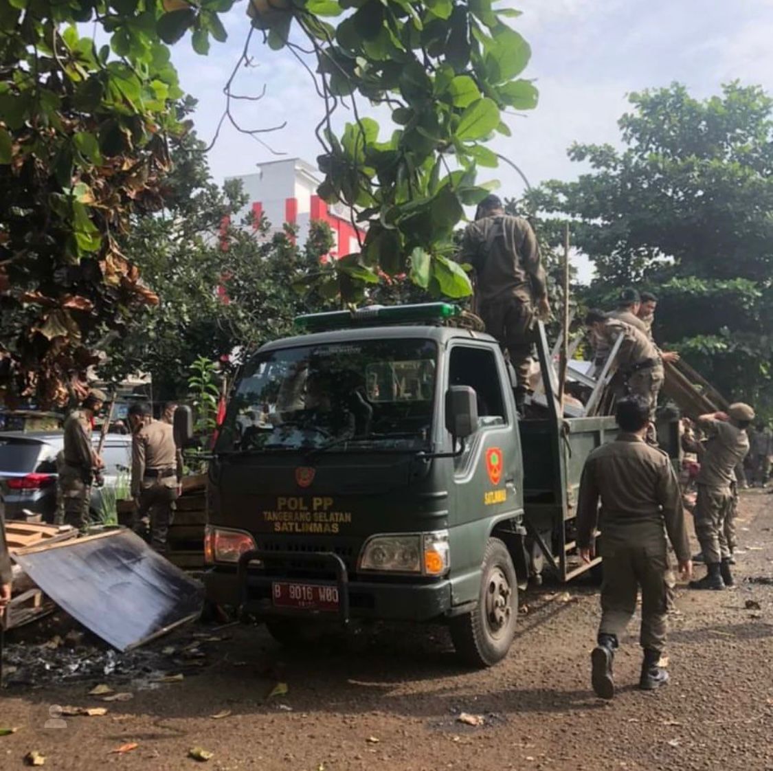 Penegakan Perda No. 9 Tahun 2012 tentang pelanggaran memanfaatkan aset milik Pemda tanpa izin.