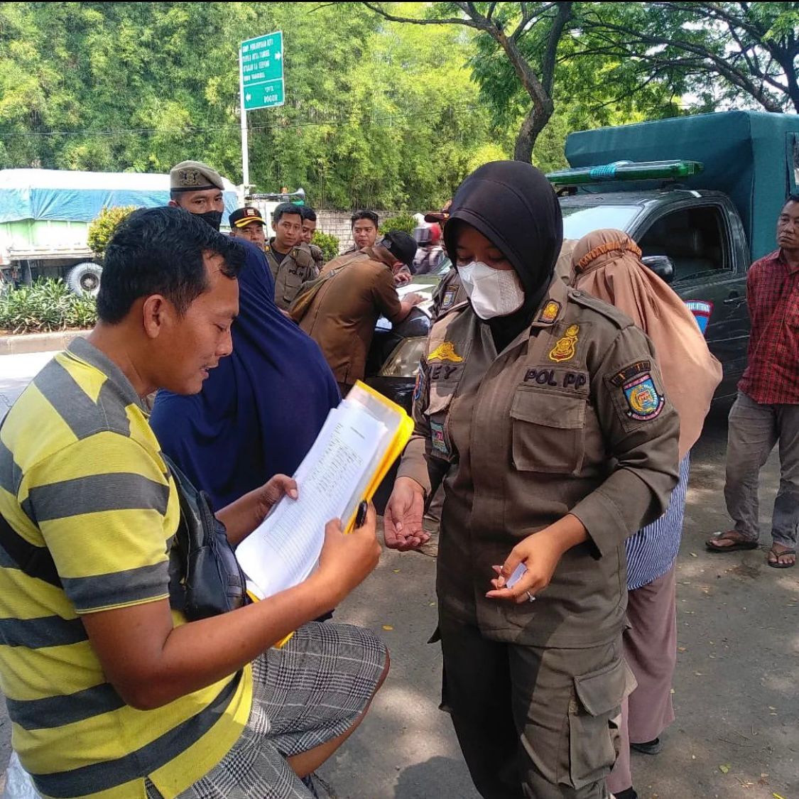 Satpol PP Kota Tangsel Melakukan Penindakan Kepada Para Pelaku Usaha Dalam Hal Ini Pedagang Kaki Lima (PKL)