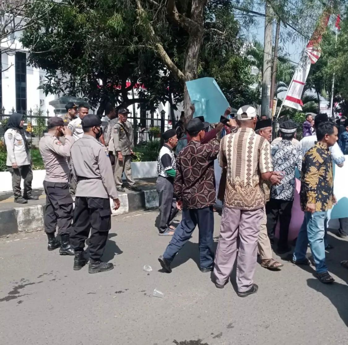 Satpol PP Kabupaten Pandeglang bersama jajaran Polres Pandeglang amankan jalannya aksi masa
