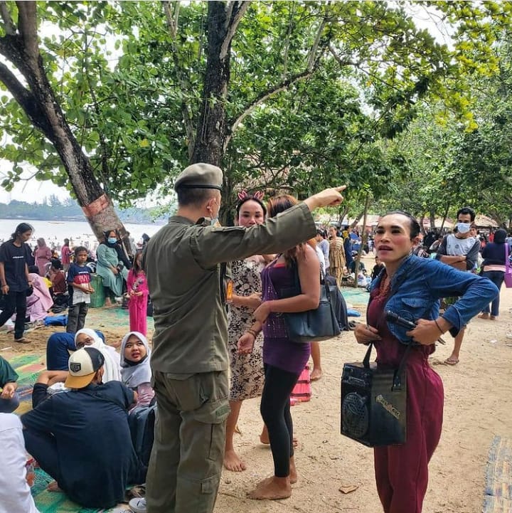 Satpol PP Provinsi Banten menutup pintu masuk kawasan Pariwisata