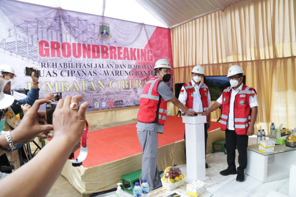 Gubernur Banten Wahidin Halim (WH) meresmikan Pembangunan Jembatan Ciberang di Kampung Muhara.
