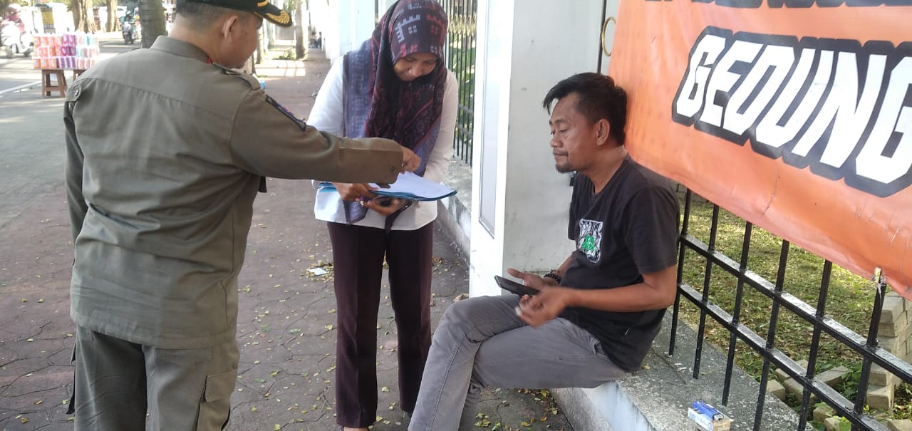 Pembinaan dan penyuluhan terhadap para Pedagang Kaki Lima (PKL)