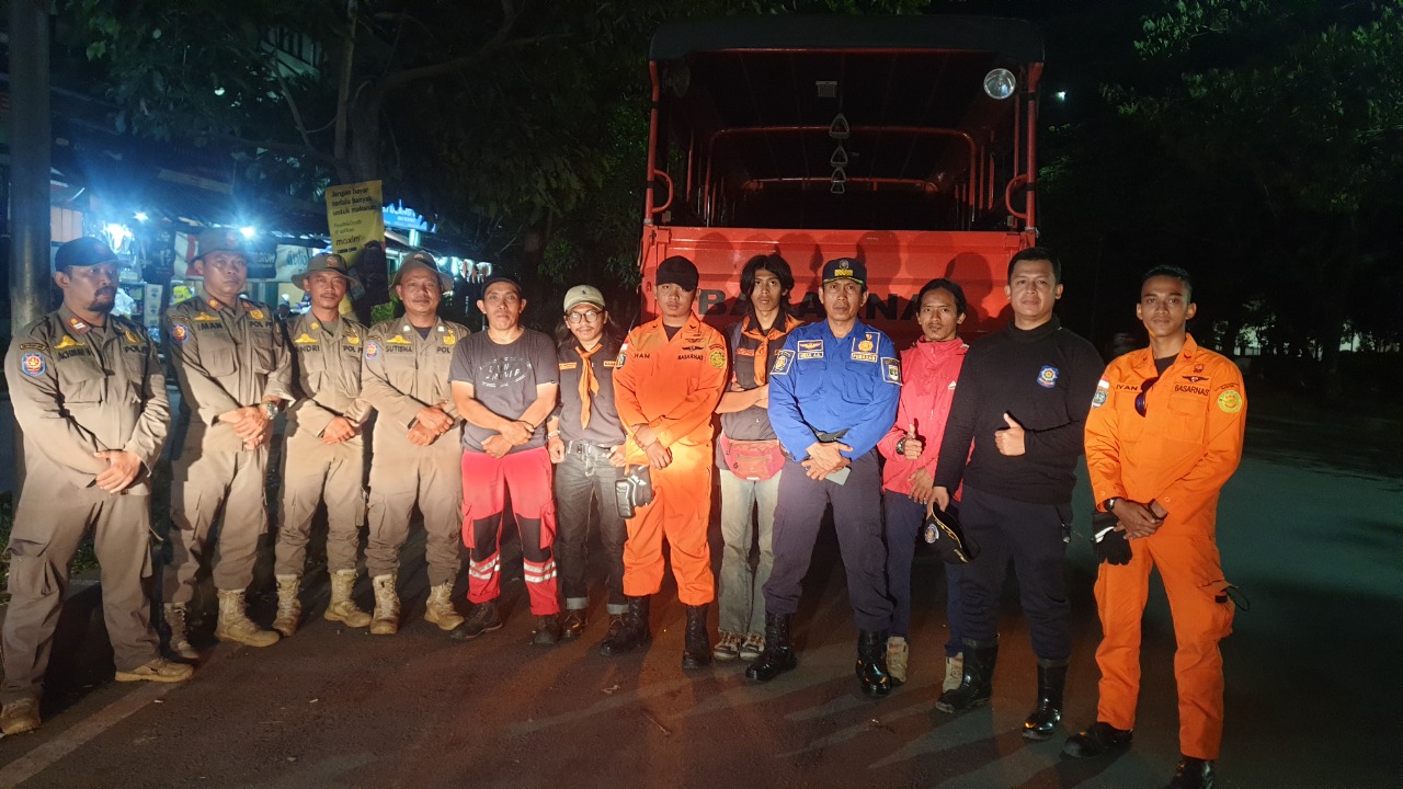 Sejumlah Anggota Satpol PP Provinsi Banten dan Basarnas Banten diterjunkan ke Lokasi Bencana Gempa Kabupaten Cianjur. 