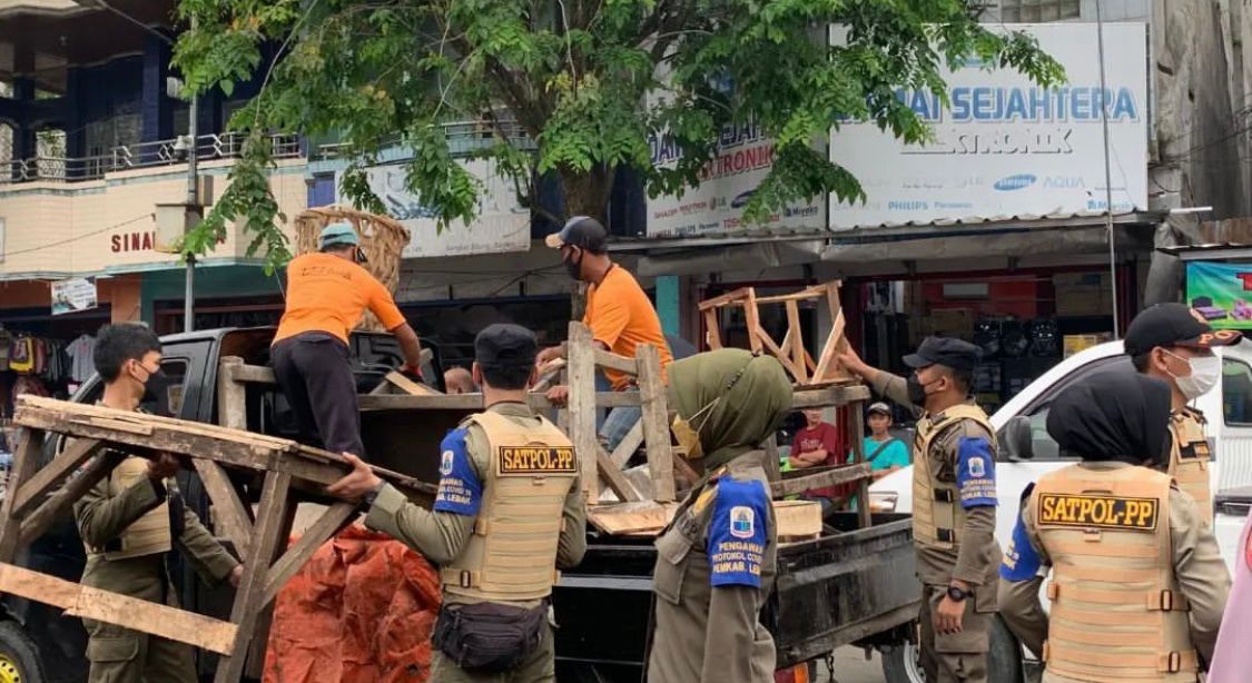 Satpol PP Kab Lebak dan Pemadam Kebakaran melaksanakan Giat Penertiban Pedagang Kaki Lima (PKL) di Jalan Sunan Kali Jaga