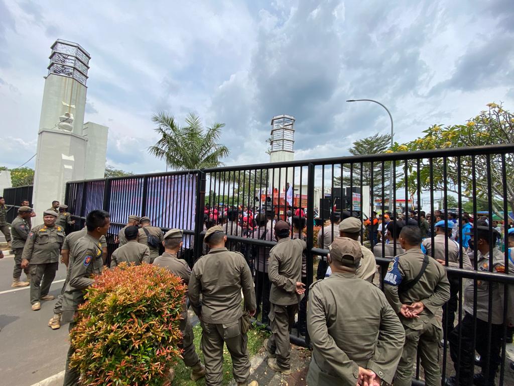 Satpol PP Provinsi Banten Melakukan Pengamanan Unjuk rasa yang dilakukan Sejumlah Buruh.