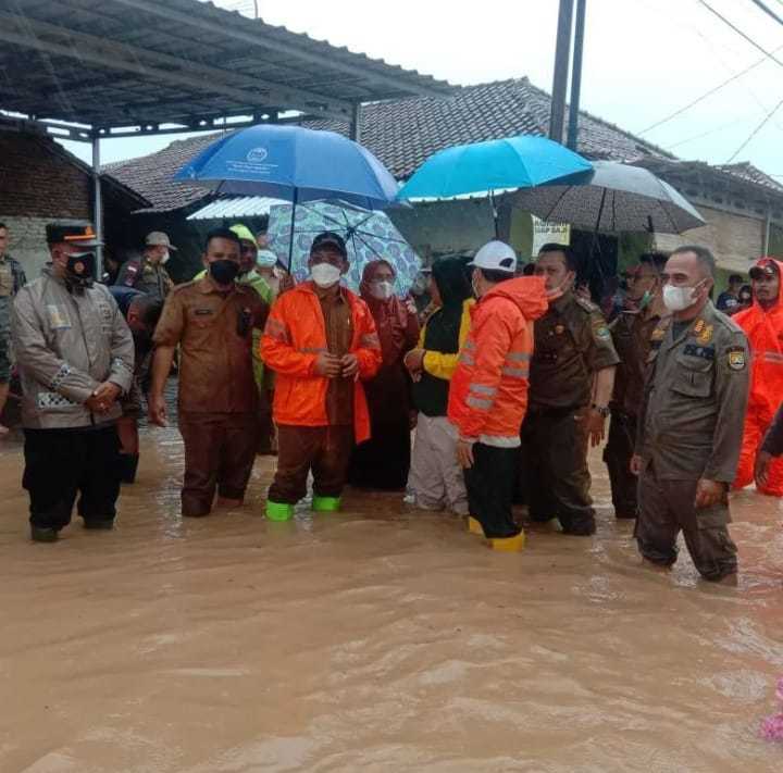 Bantuan bencana banjir yang terjadi di lingkungan Sambirata Kecamatan Cibeber Kota Cilegon