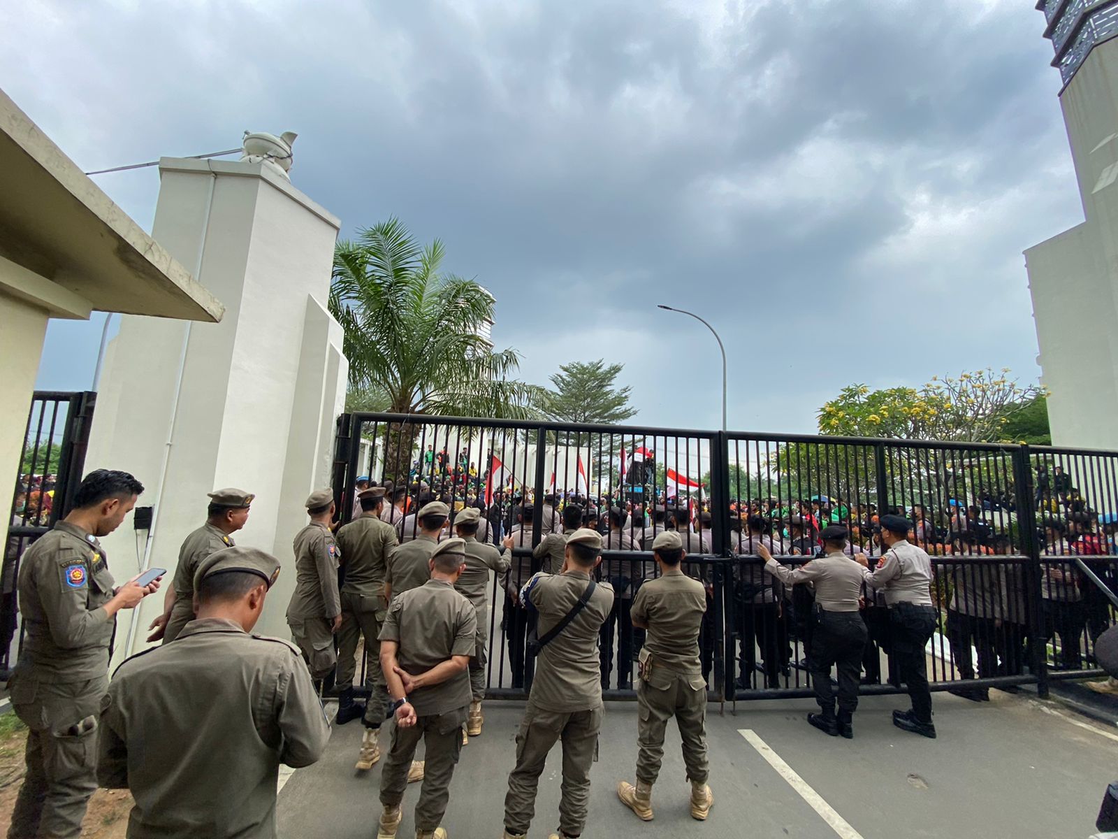 Satpol PP Provinsi Banten Melakukan Pengamanan Unjuk Rasa Di Kp3b Yang Dilakukan Para Pengemudi Ojek Online.