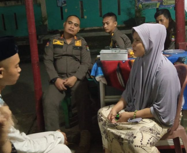 Satpol PP Amankan Seorang Pria Depresi di Masjid Agung Al-Amjad