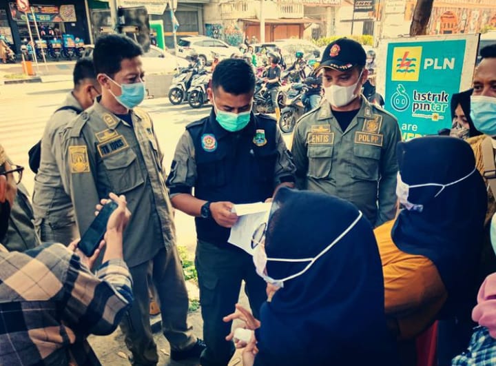 Pembinaan di Persimpangan Jalan oleh Satpol PP
