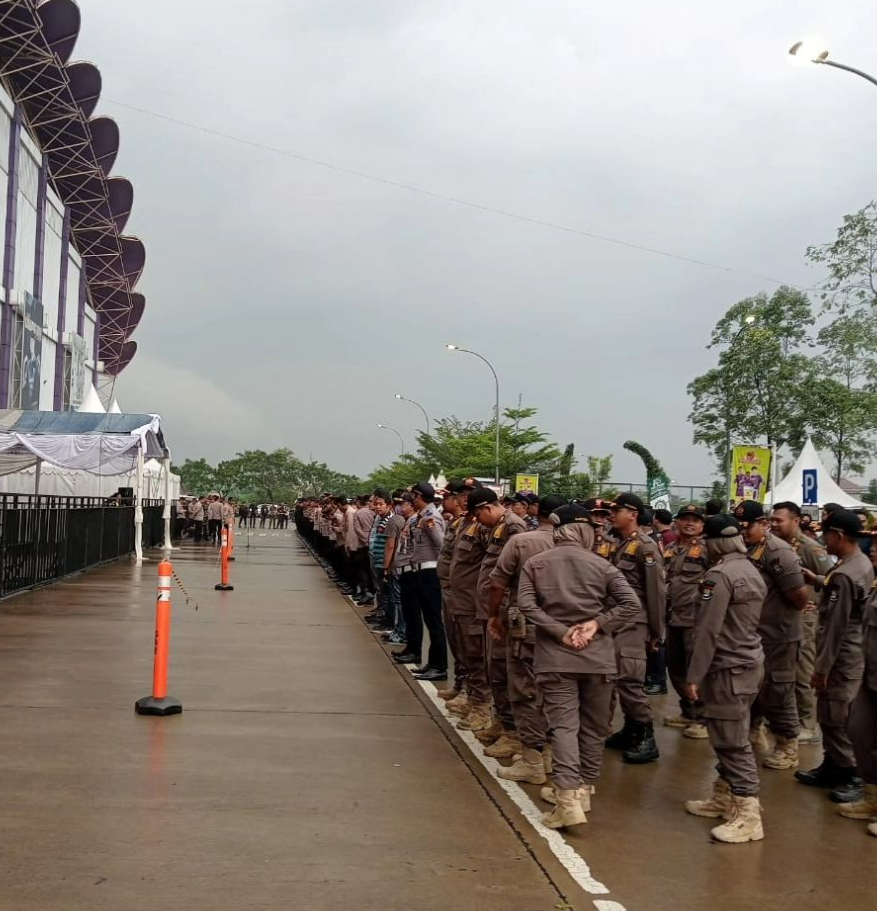 SATPOL PP KABUPATEN TANGERANG MELAKSANAKAN PENGAMANAN PERTANDINGAN SEPAKBOLA