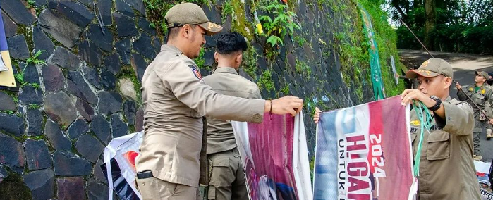 PENERTIBAN SPANDUK DAN ALAT PERAGA LAINNYA 