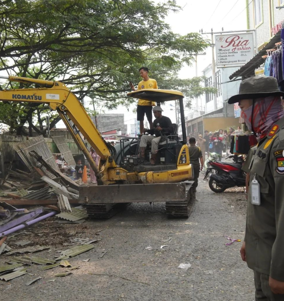 PENERTIBAN PEDAGANG KAKI LIMA (PKL) 