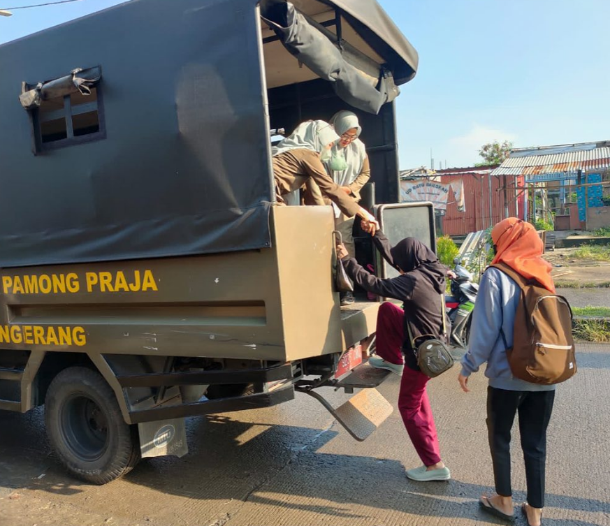 Mobilitas Warga Terdampak Banjir Dibantu Satpol PP Kota Tangerang