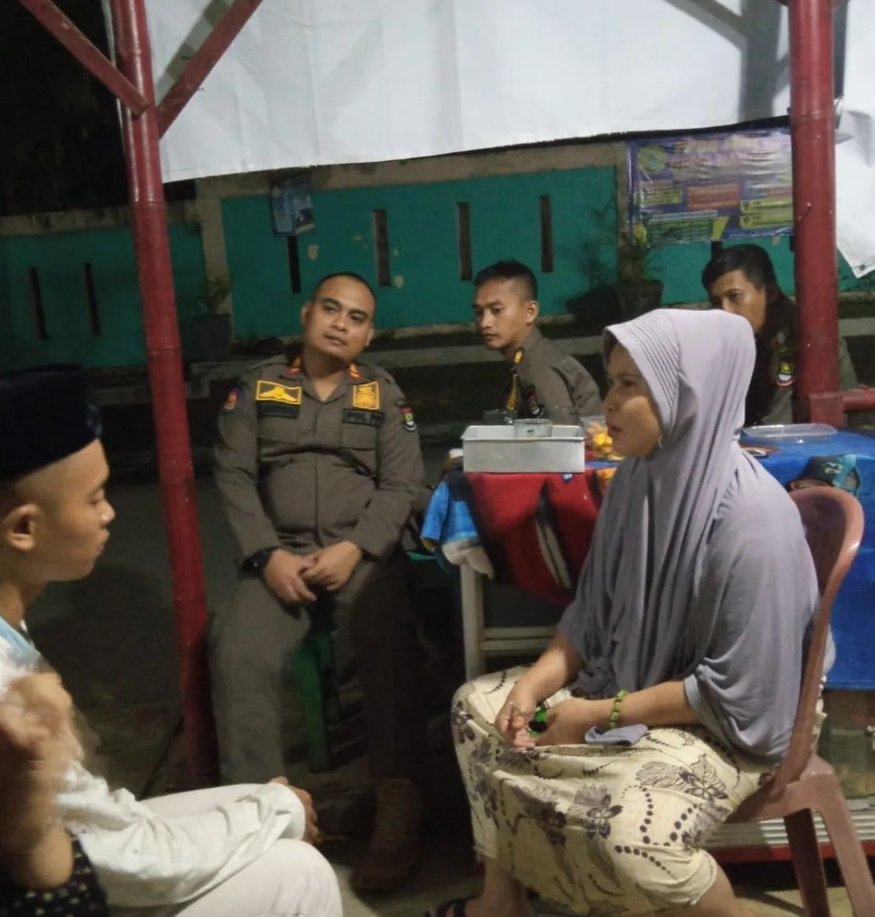 Satpol PP Mengamankan Pria Depresi