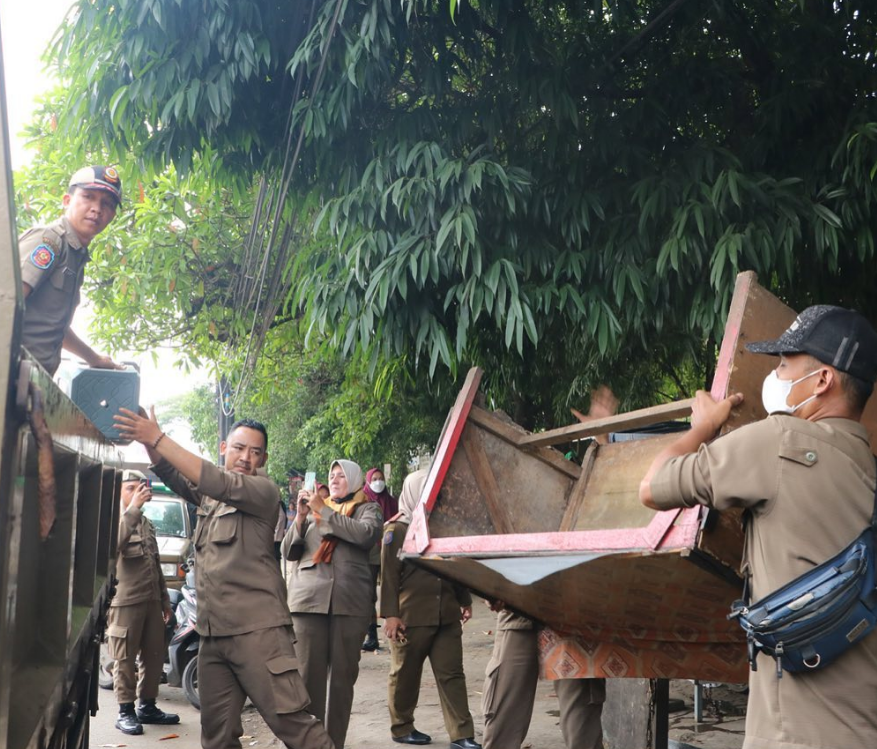 SATPOL PP KOTA TANGERANG MELAKSANAKAN GIAT PENEGAKAN PERDA NO 8 TAHUN 2018