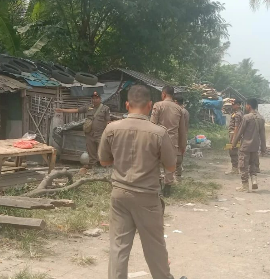 SATPOL PP KABUPATEN TANGERANG MELAKUKAN PENDATAAN BANGUNAN YANG DIANGGAP BERBAHAYA