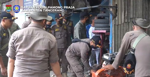 PENERTIBAN BANGUNAN LIAR 