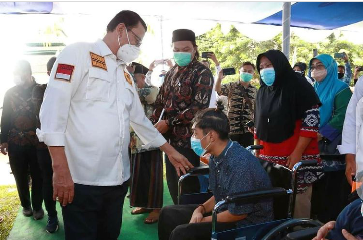 Gubernur WH Didampingi Wagub Andika Resmikan Jalan Lingkungan