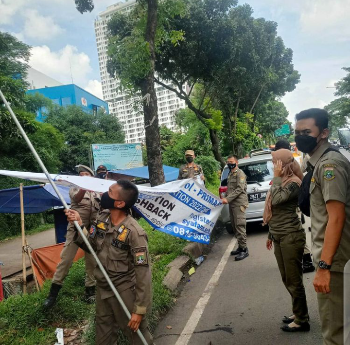 Sejumlah Banner dan Spanduk ditertibkan