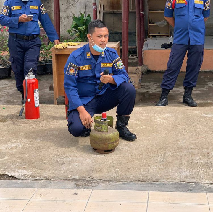 Sosialisasi dan simulasi pencegahan dan penanggulangan kebakaran