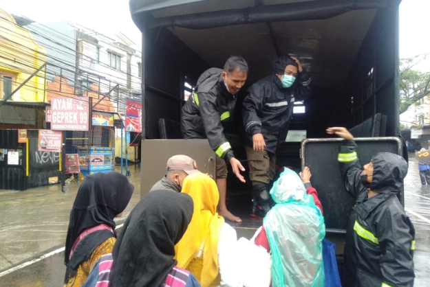 Satuan Polisi Pamong Praja (Satpol Pp) Menurunkan Sejumlah Petugas Untuk Mengevakuasi Warga Dari Banjir
