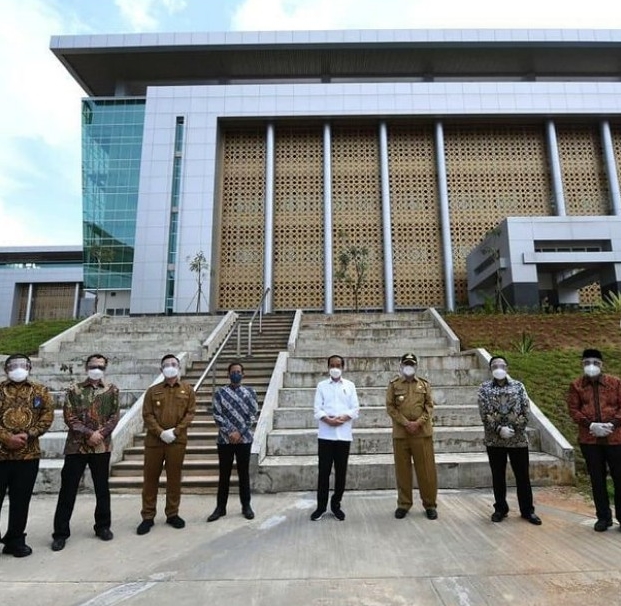Didampingi Rektor, Wagub Banten Sambut Jokowi Resmikan Kampus Baru UNTIRTA