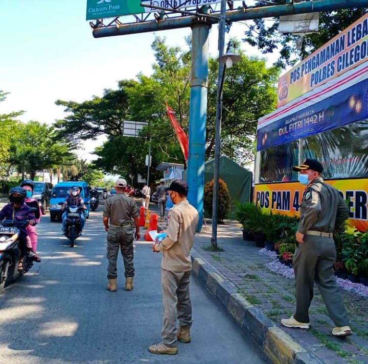 ​Satpol PP Provinsi Banten melakukan penegakan protokol kesehatan terhadap para pengendara kendaran baik roda 2 dan ro