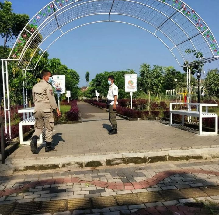 Pejabat Fungsional Polisi Pamong Praja melakukan patroli KP3B