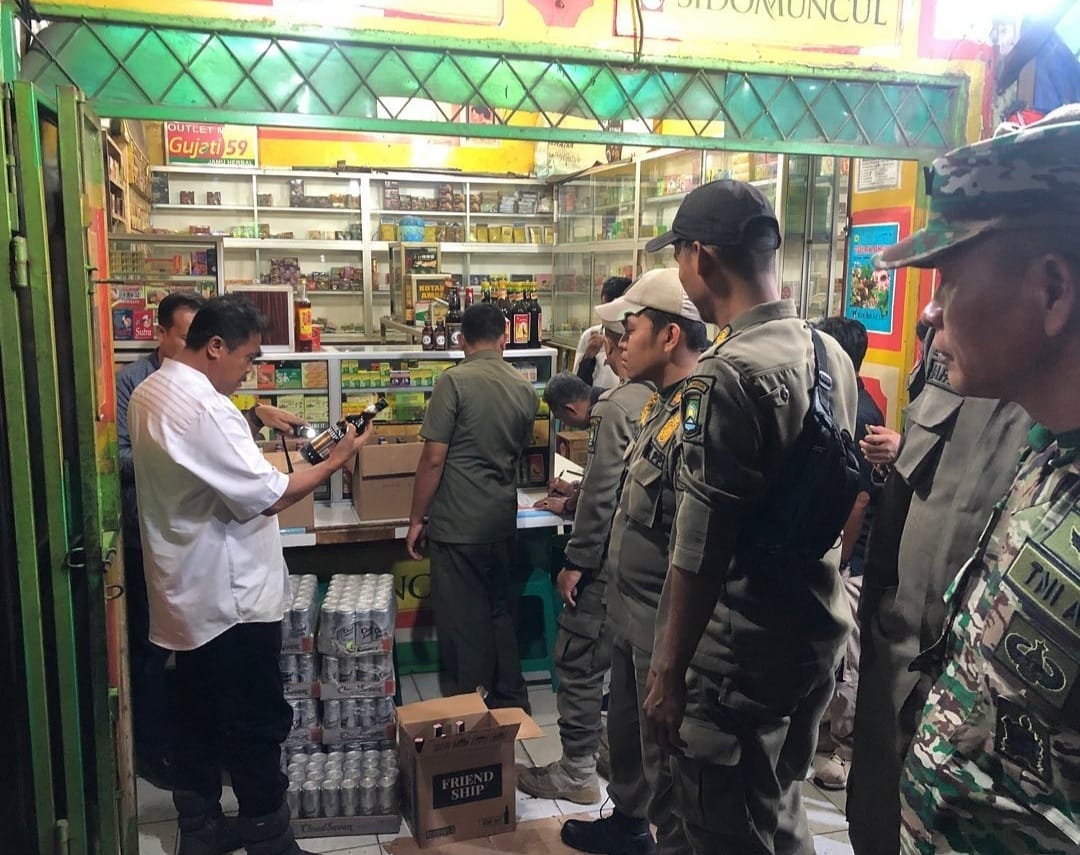 Satuan Polisi Pamong Praja Kota Tangerang Mengamankan Ratusan Minuman Keras