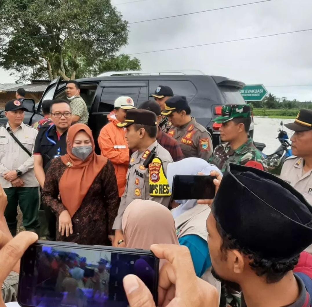 Kasatpol PP Kabupaten Pandeglang Mendampingi Bupati Meninjau Banjir
