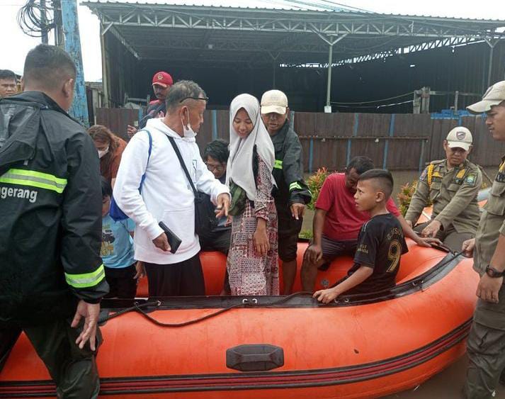 Evakuasi Warga Terdampak Banjir Periuk