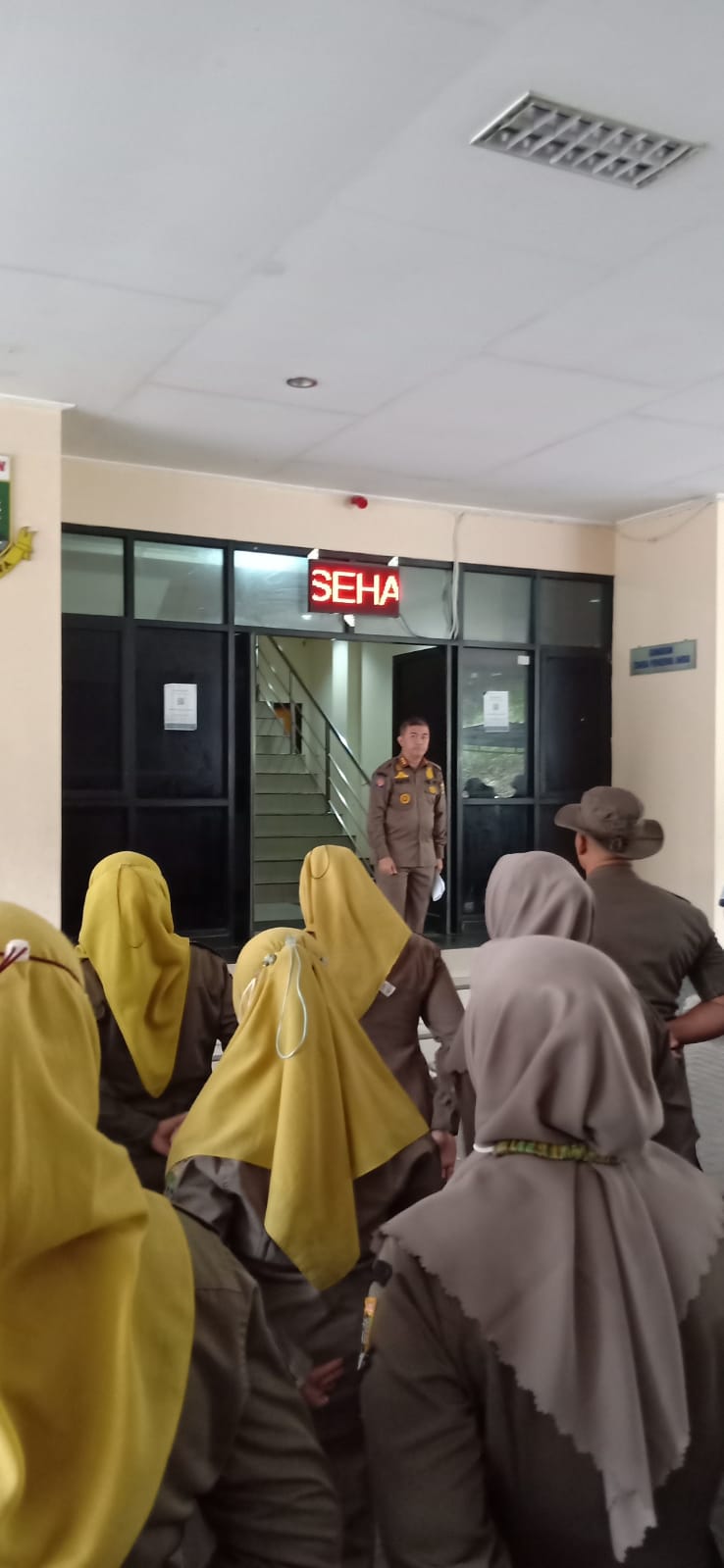 Anggota Satpol PP Provinsi Banten Mengawali Kegiatan apel pagi