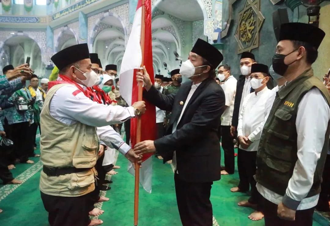 Pj. Gubernur Al Muktabar Lepas Jamaah Haji Kloter Pertama Provinsi Banten