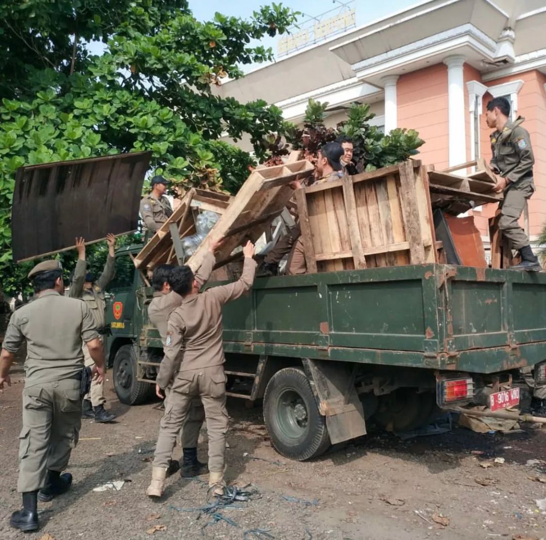  Anggota Satuan Polisi Pamong Praja Melakukan Penertiban Bangunan PKL Diatas Aset Milik Pemkot Tangerang Selatan