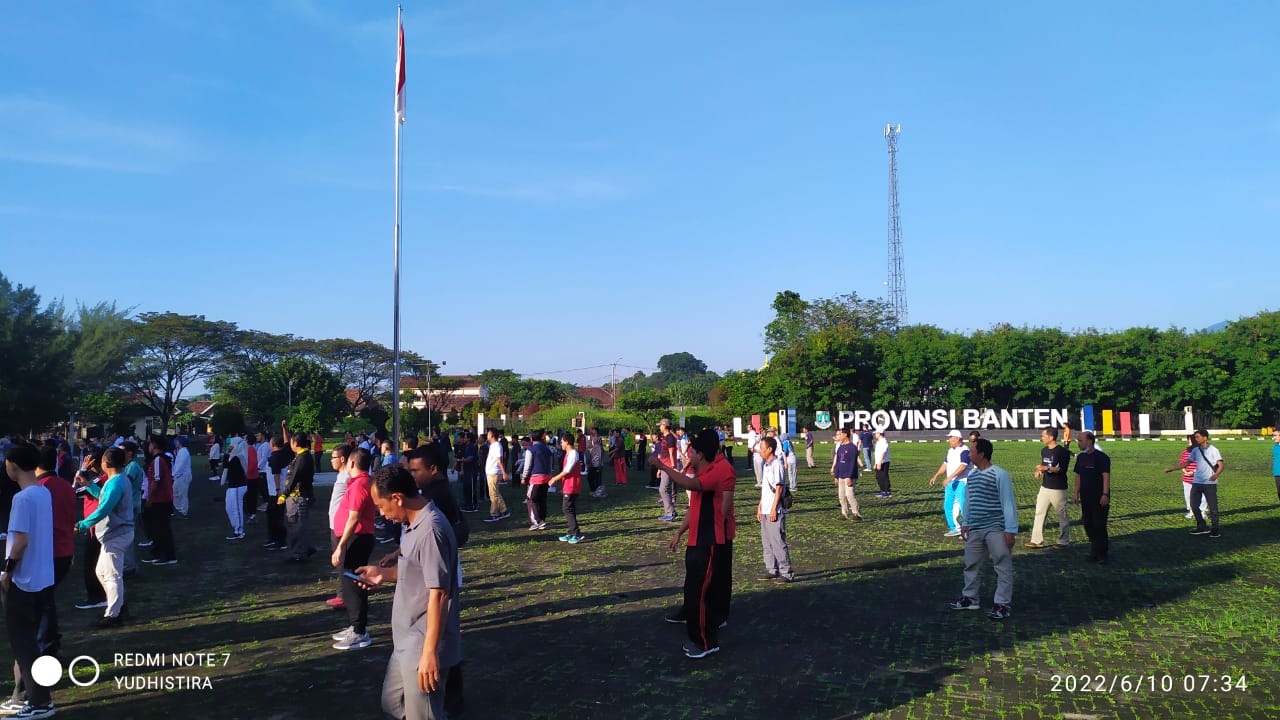 Pejabat di Lingkungan Pemprov Banten mengikuti Kegiatan olahraga yang dilaksanakan di Lapangan Sekda Provinsi Banten