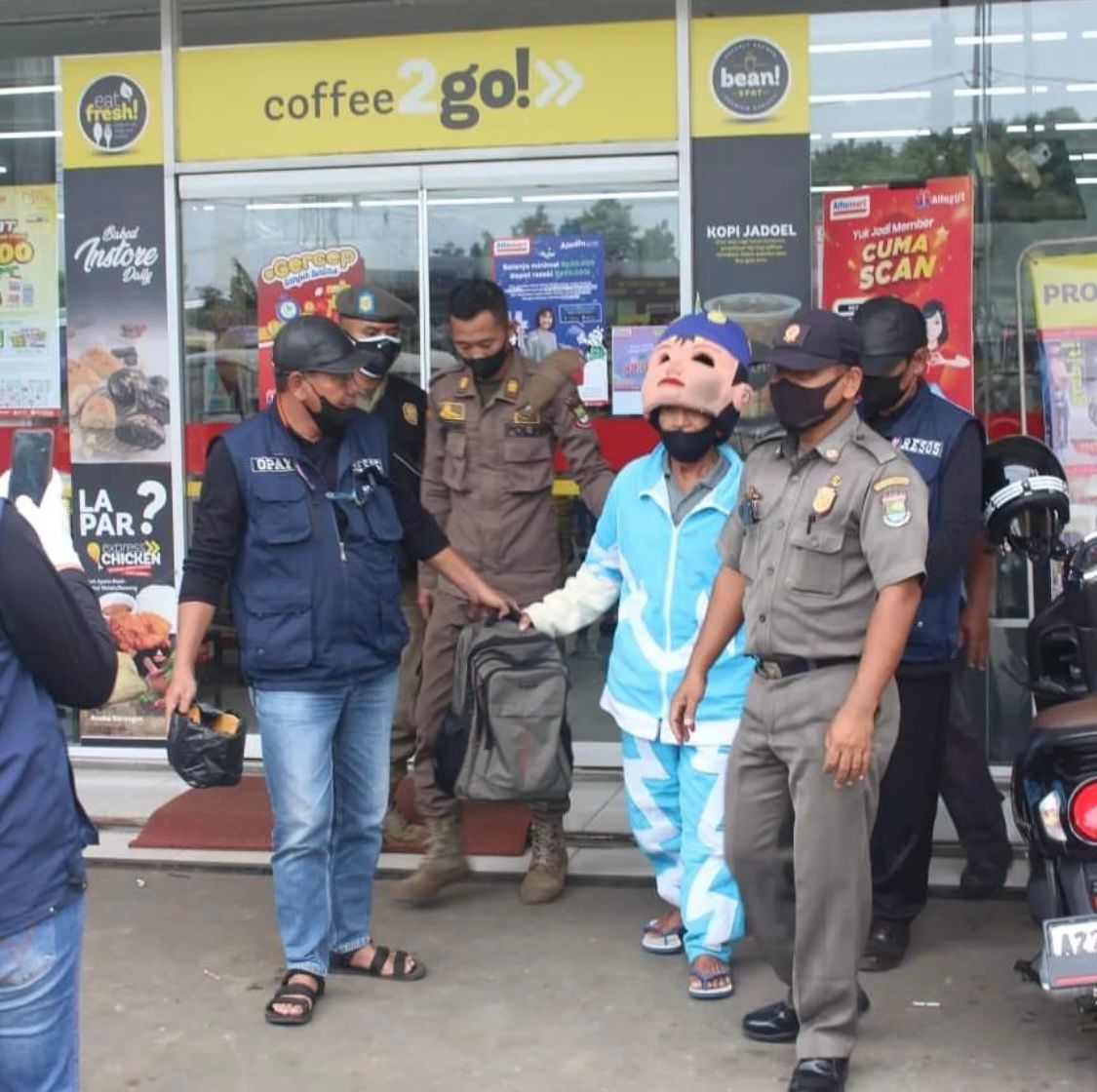 Satpol PP Kab Tangerang Bersama Dinas Sosial Dan Di Dampingi Jajaran Polres Tangerang Melakukan Kegiatan PMKS