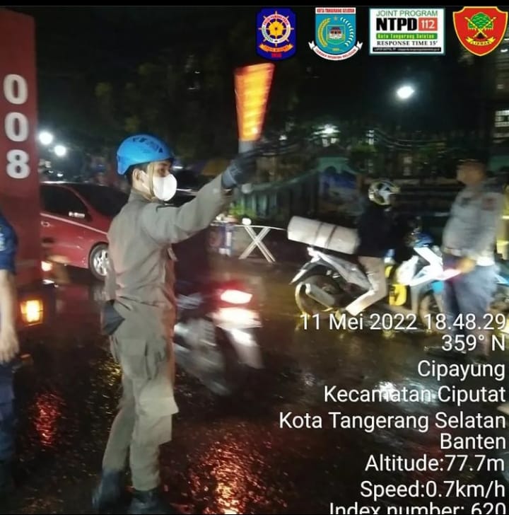 Evakuasi Korban Kebakaran di Pasar Ciputat