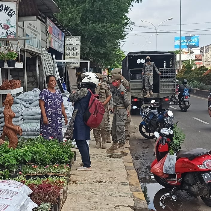 Rutinitas SATPOLPP tiap paginya adalah patroli dalam rangka penertiban dan pengamanan. Pedagang kaki lima yang berjualan