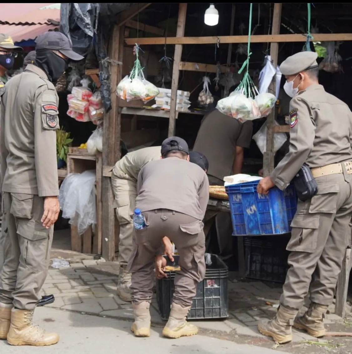 Satpol PP Kabupaten Tangerang menggelar penertiban pedagang yang memakan badan jalan di Pasar Cisoka