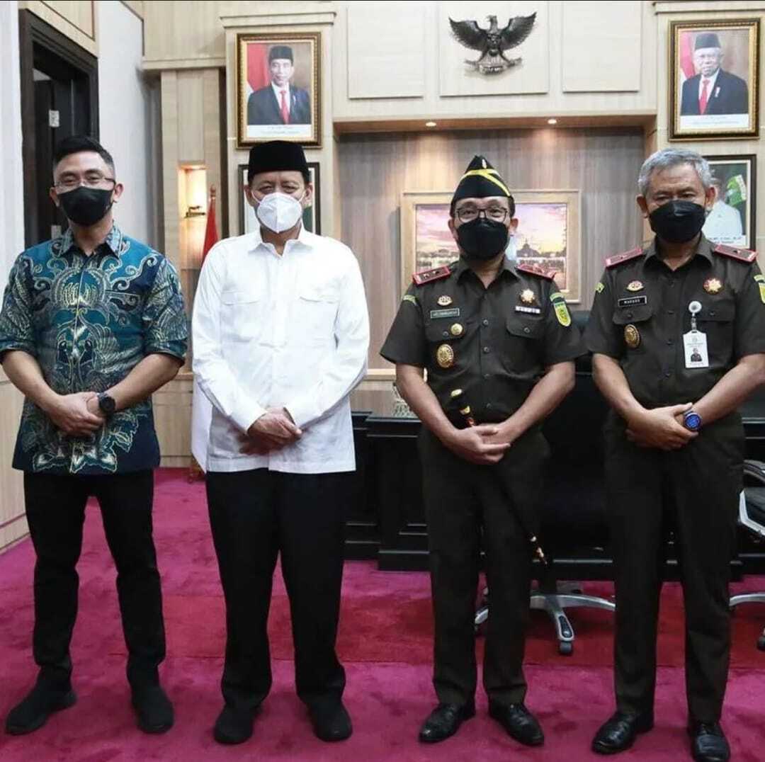 Didampingi Wagub Banten Andika Hazrumy, Gubernur Banten Wahidin Halim menerima kunjungan Kepala Kejaksaan Tinggi Banten.