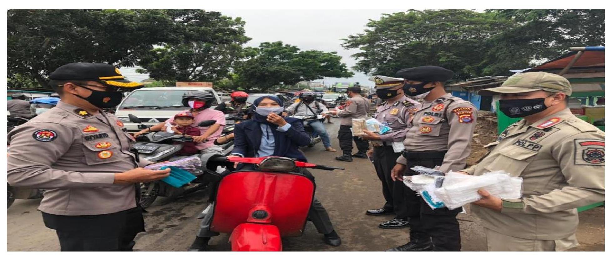 Satpol PP Provinsi Banten Bersama Satgas Aman Nusa 2021 Bagikan Masker