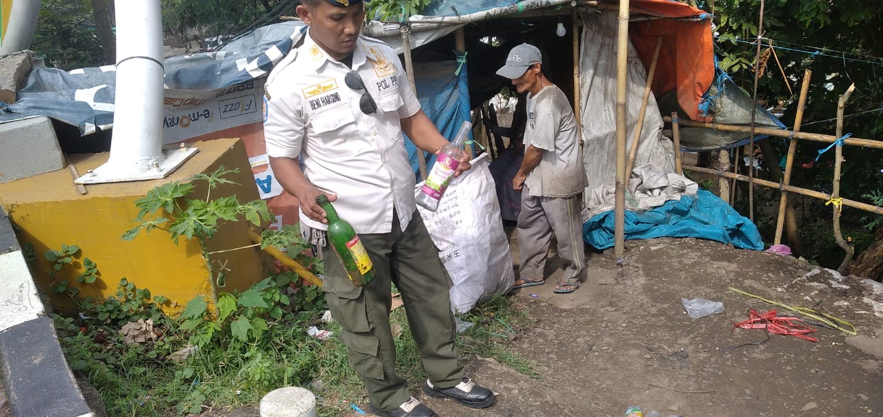 Satpol PP Provinsi Banten : Penertiban Kawasan Ruas Jembatan Arya Wangsakara Kota Serang