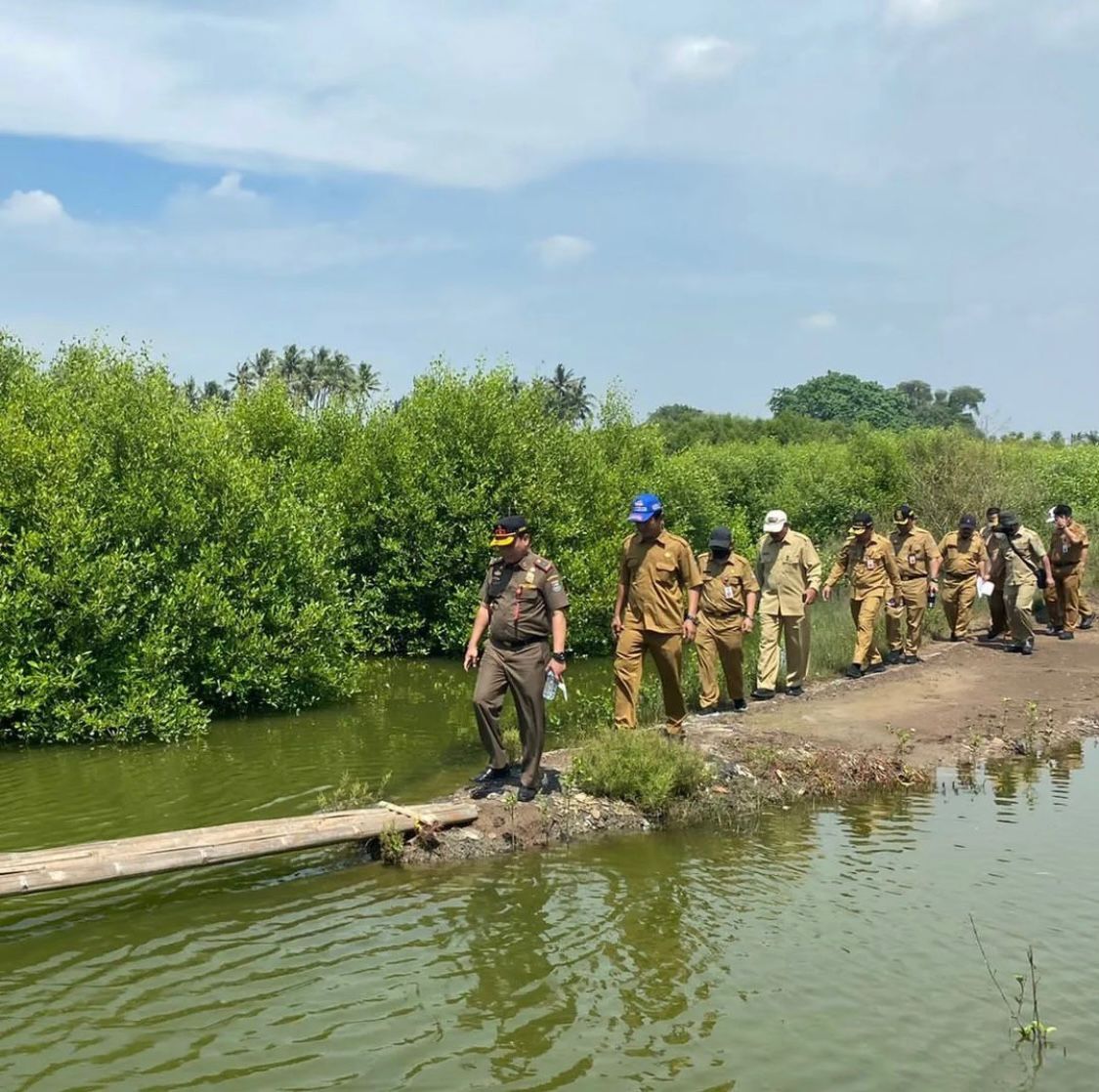 Kepala Satuan Polisi Pamong Praja Kabupaten Tangerang melaksanakan peninjauan langsung pada Hutan Mangrove.