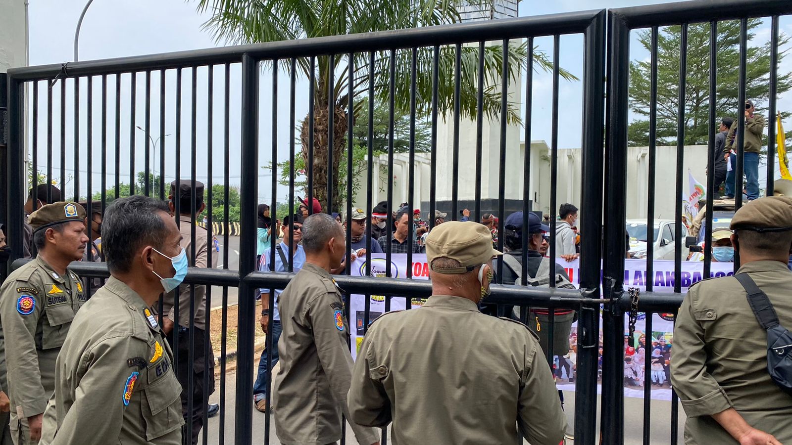 Satuan Polisi Pamong Praja Provinsi Banten Bersama Jajaran Polri  Melaksanakan Pengamanan Unjuk Rasa Di Kp3b.