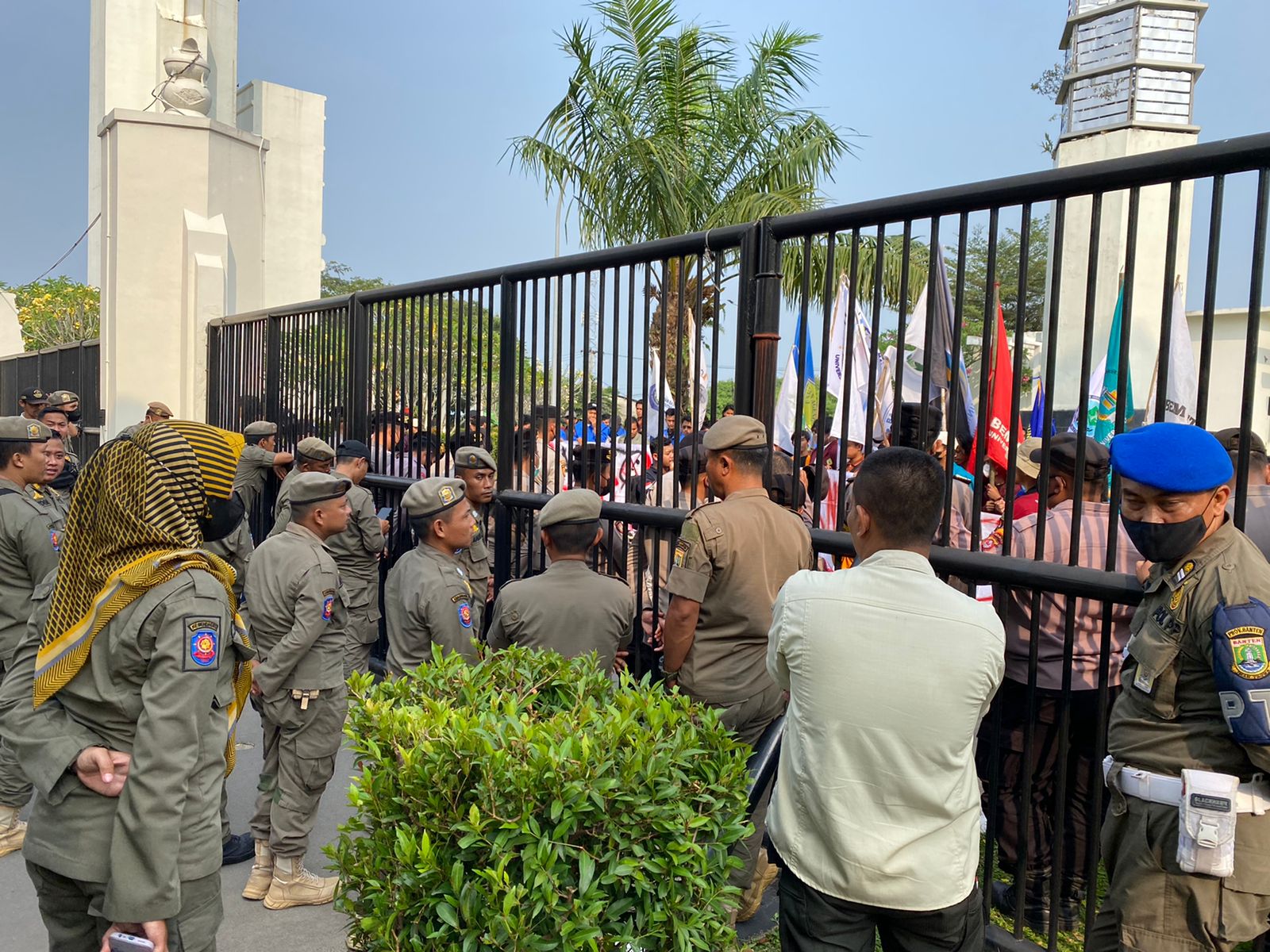 Satpol PP  Provinsi Banten mengamankan Unjuk rasa di Kawasan Pemerintahan Provinsi Banten (KP3B)